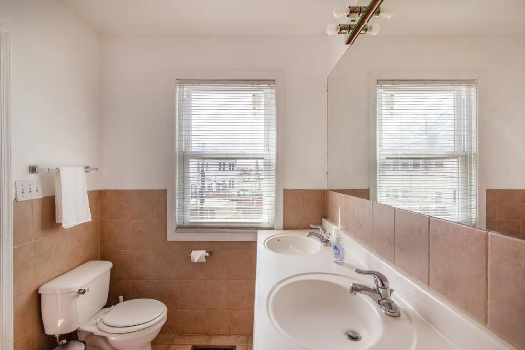 Сasa de vacaciones Relaxing, Spacious, Private, Walkable In Petworth!