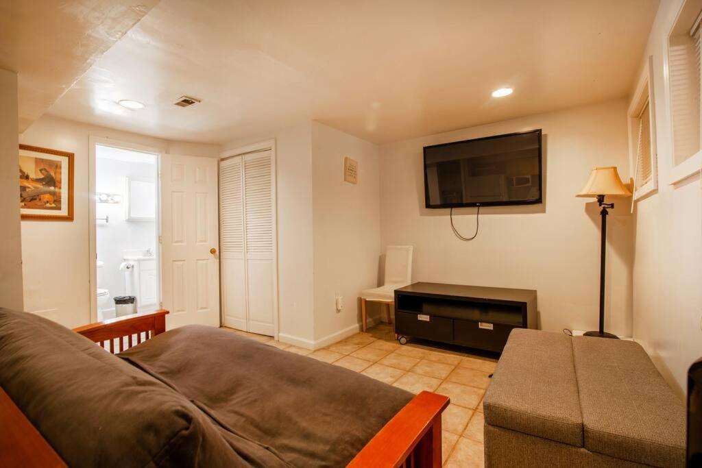 Relaxing, Spacious, Private, Walkable In Petworth! Сasa de vacaciones